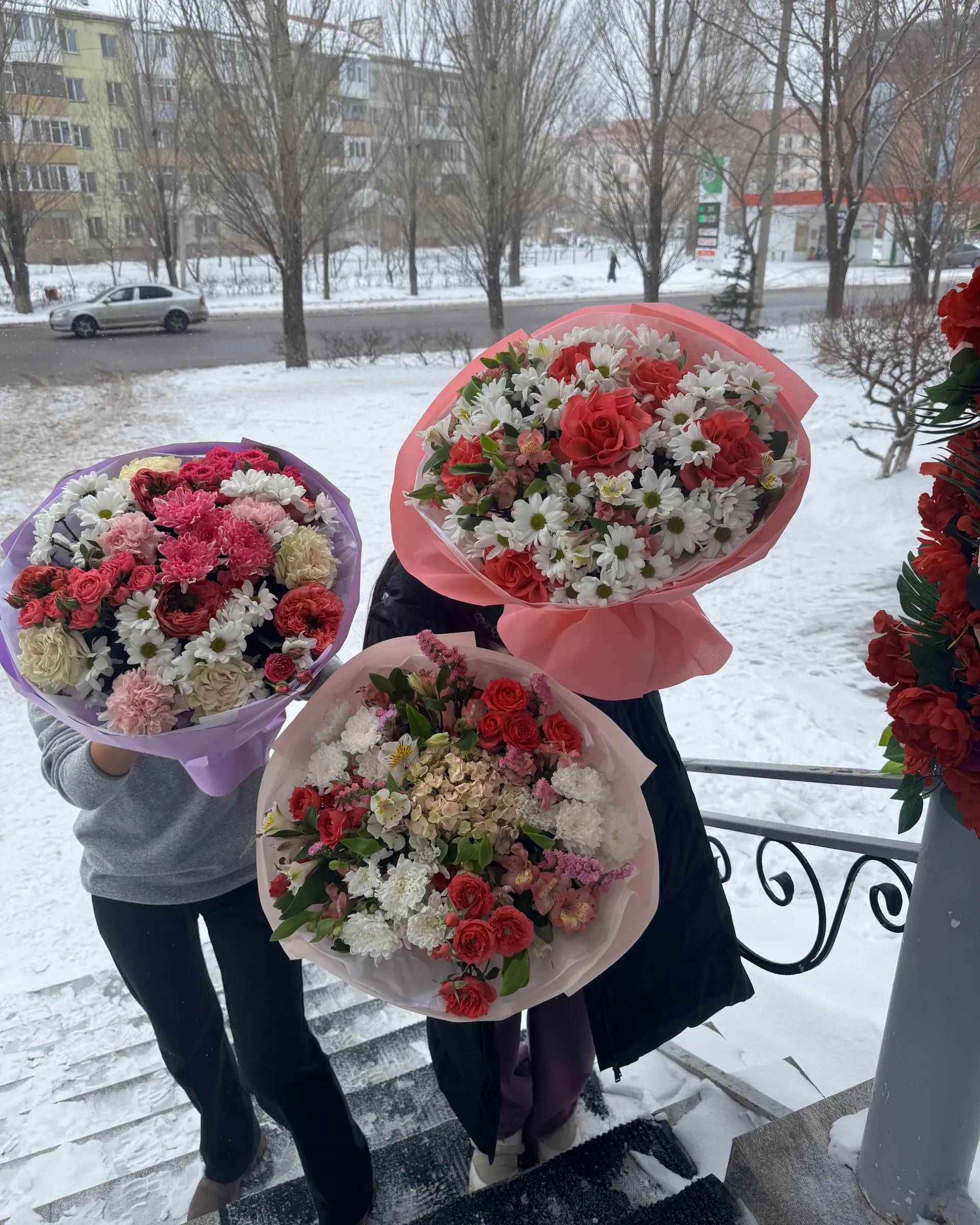 Цветочный букет с хризантемами и орхидеями – с доставкой по Астане для вашего торжества